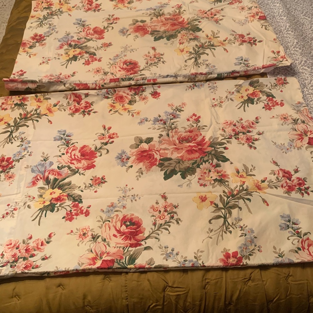 Ralph Lauren , NEW NEVER USED, 2 vintage pillowcases, PETTICOAT FLORAL.
